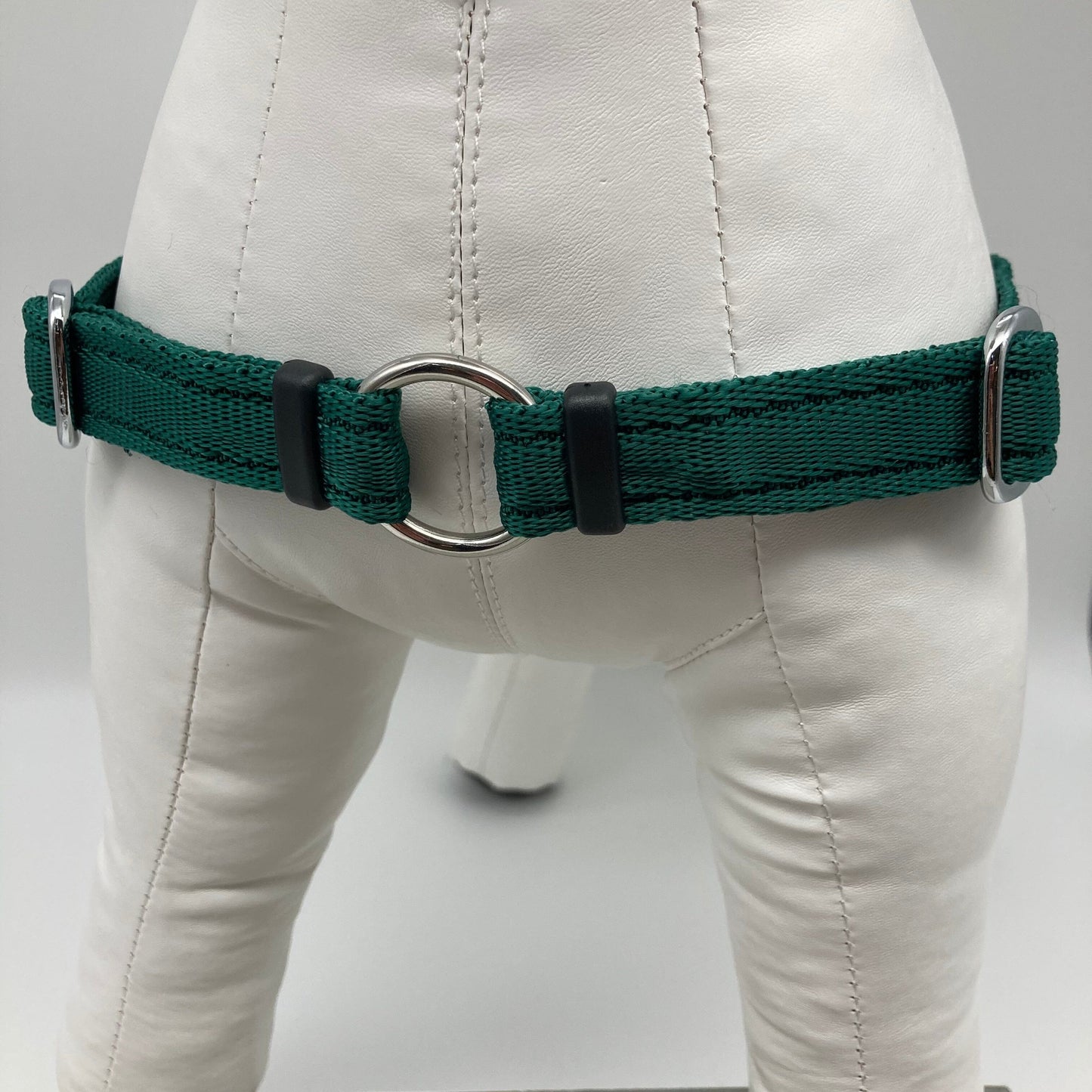 DogTools Geschirr von vorne gezeigt, mit einem Ring zum Befestigen der Leine, damit der Hund von selbst aufhört zu ziehen