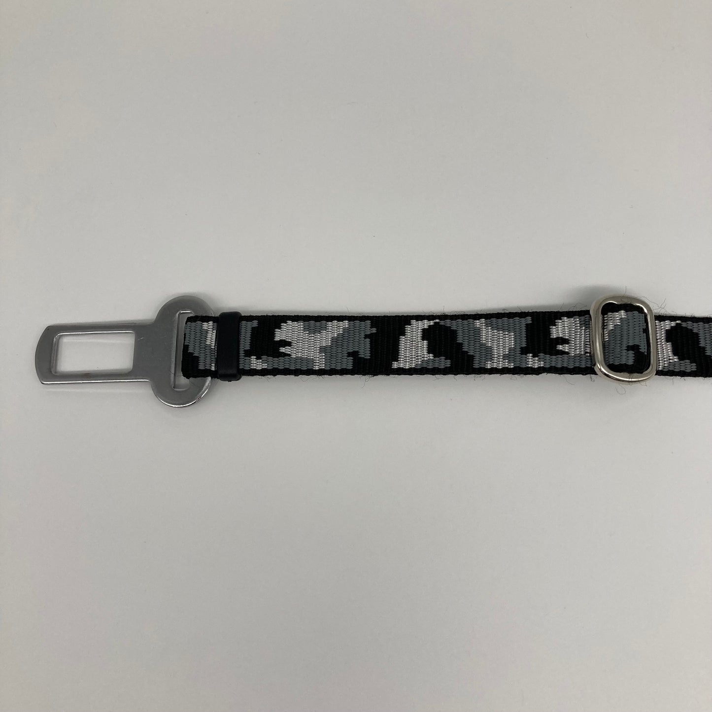 army grey (army print in 3 colors, dark grey, light grey and black) car safety belt, showing the stainless steel buckle and the stainless steel clasp to adjust the length of the belt