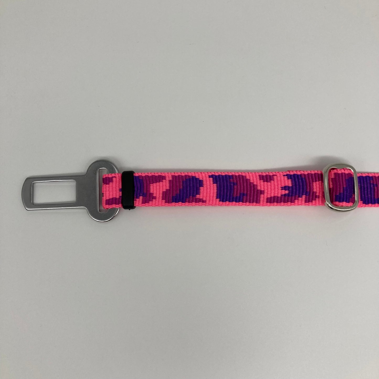 army pink (army print in 3 colors, fushia, purple and pink) car safety belt, showing the stainless steel buckle and the stainless steel clasp to adjust the length of the belt
