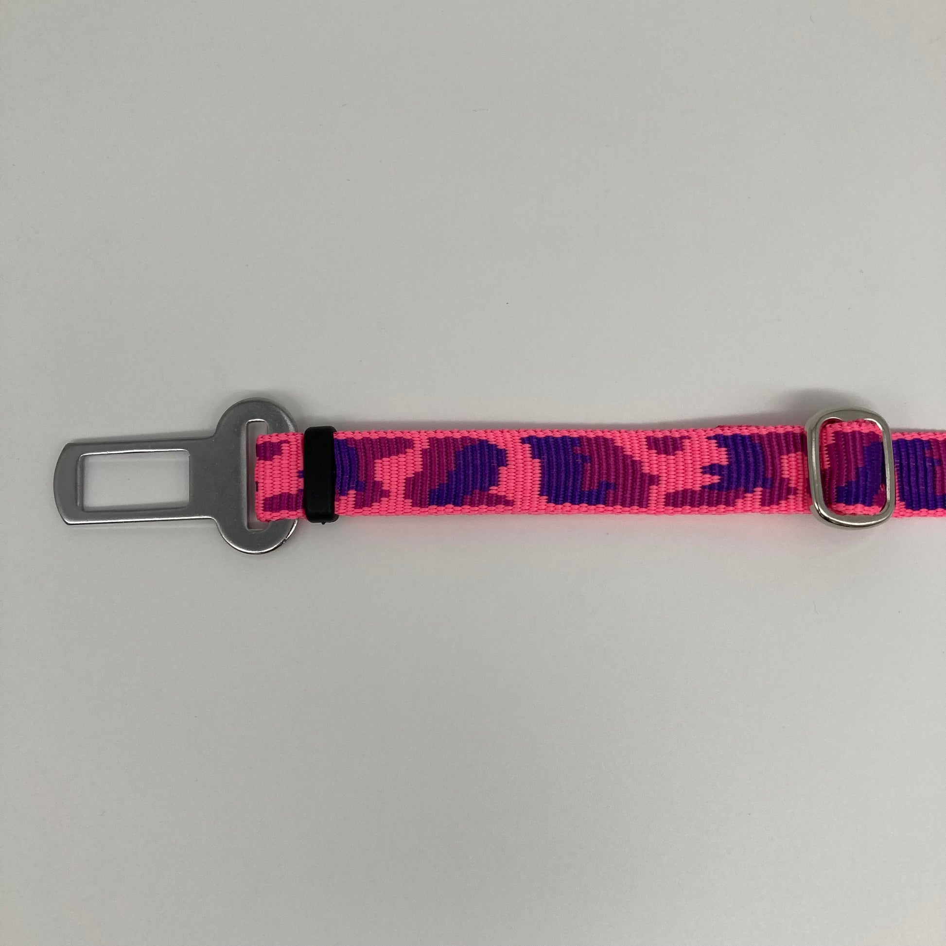 army pink (army print in 3 colors, fushia, purple and pink) car safety belt, showing the stainless steel buckle and the stainless steel clasp to adjust the length of the belt