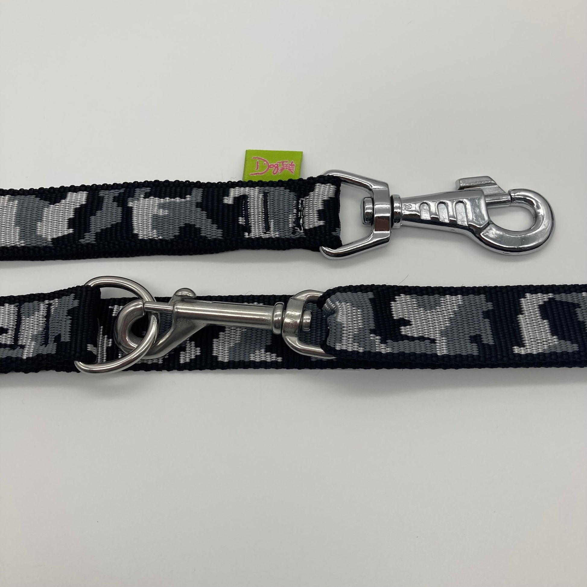 army grey (army print in 3 colors, dark grey, light grey and black) multifunctional leash in size large, showing the 2 stainless steel hooks and the applegreen label with DogTools logo on it