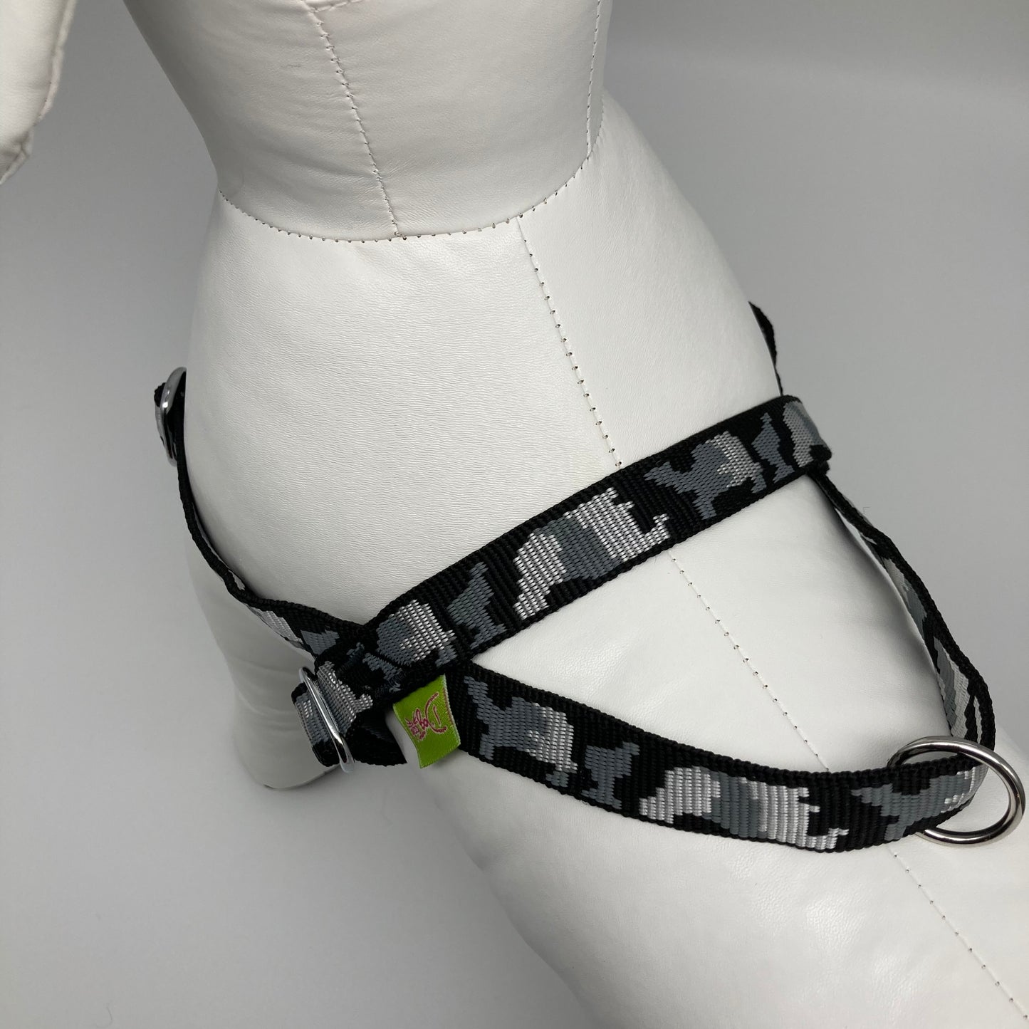 army grey (army print in 3 colors, dark grey, light grey and black) harness, showing the back from above, showing the loop, the stainless steel ring and the applegreen label