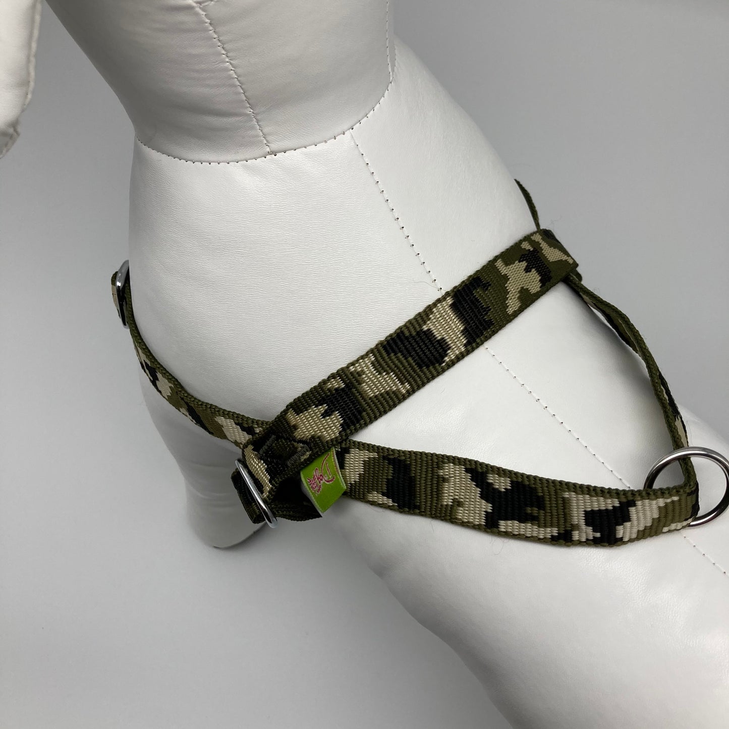 army green (army print in 3 colors, olive green, beige and black) harness, showing the back from above, showing the loop, the stainless steel ring and the applegreen label