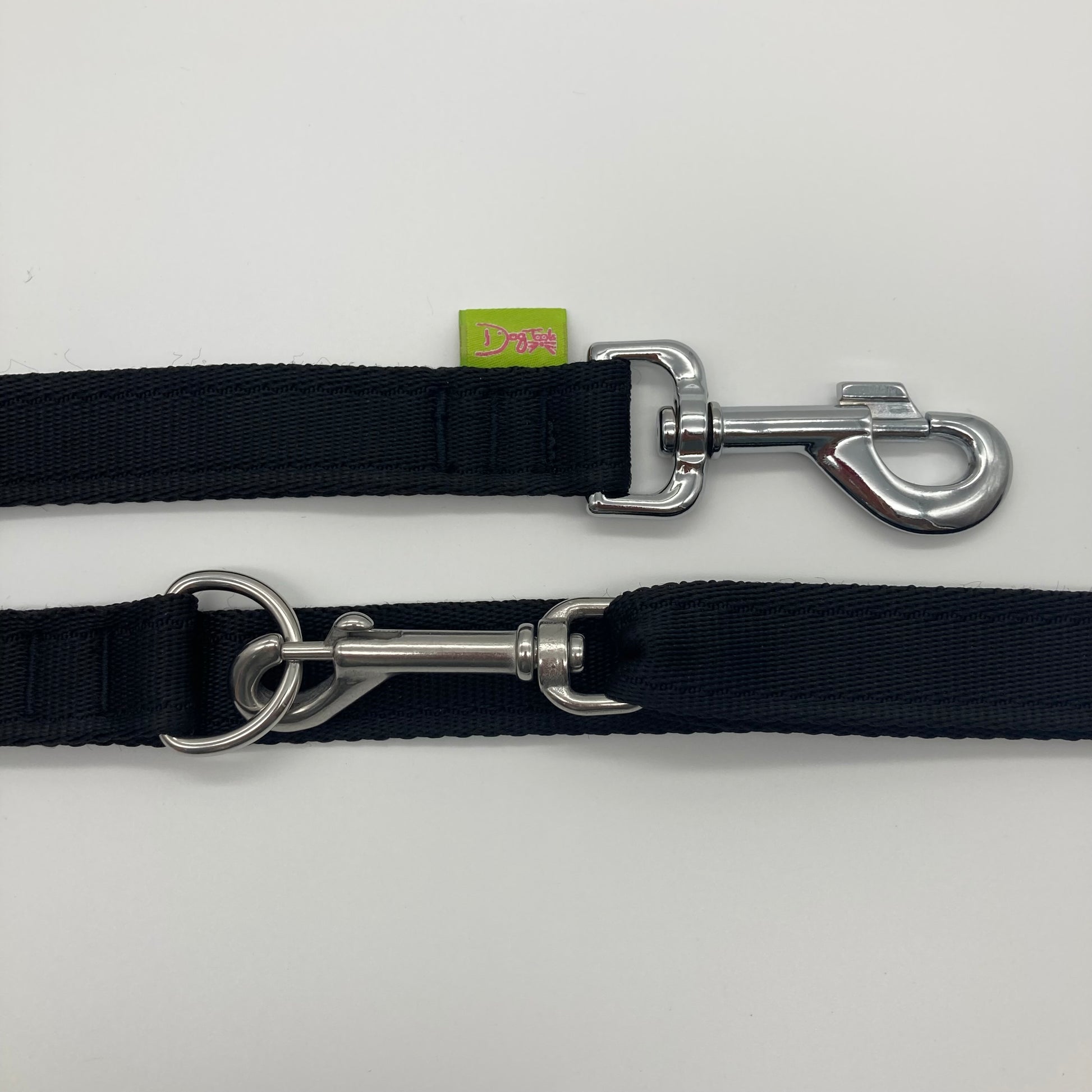 black multifunctional leash in size large, showing the 2 stainless steel hooks and the applegreen label with DogTools logo on it