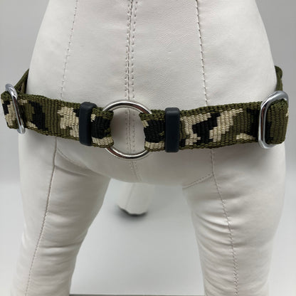 DogTools Geschirr von vorne gezeigt, mit einem Ring zum Befestigen der Leine, damit der Hund von selbst aufhört zu ziehen