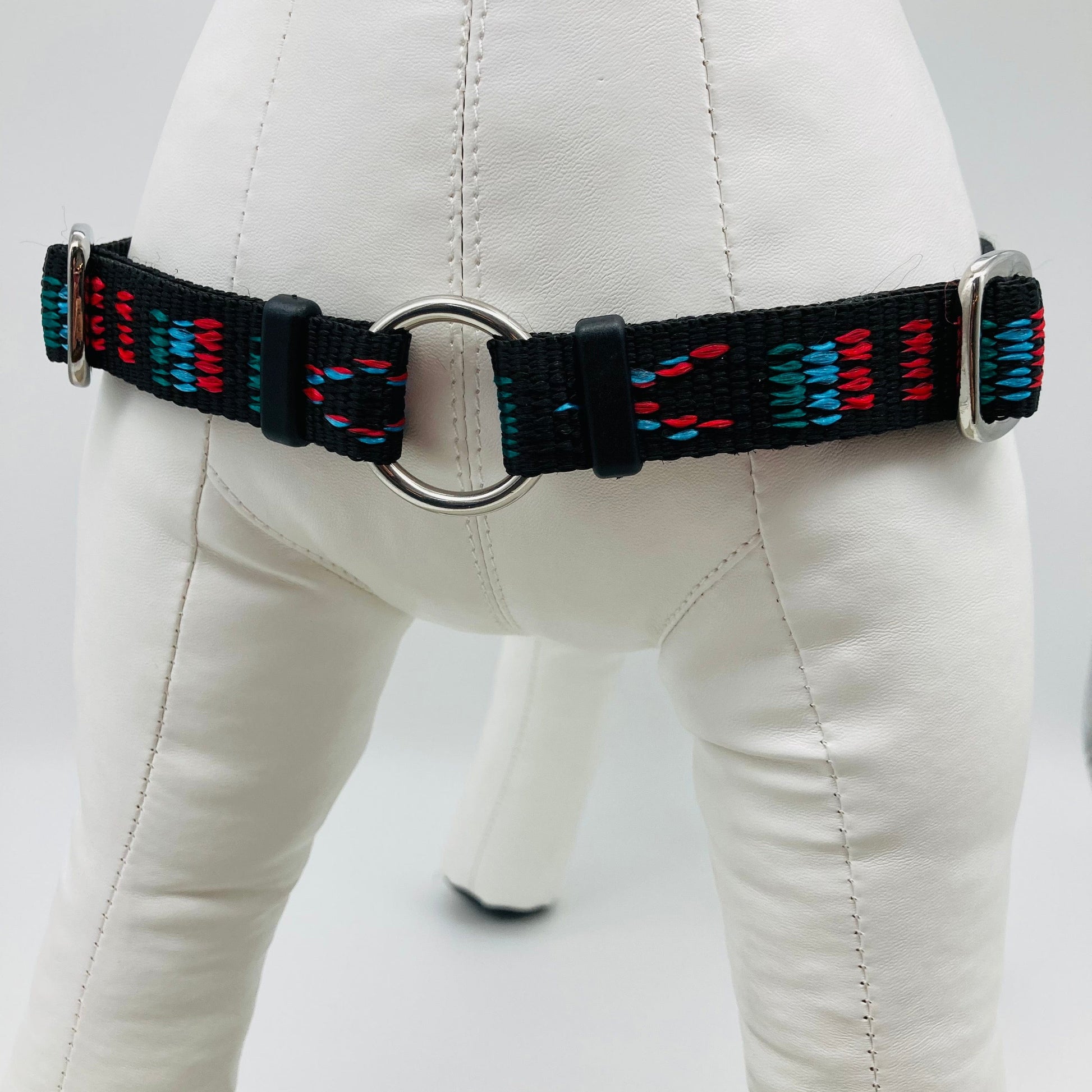 DogTools Kein pull Geschirr von vorne gezeigt, mit einem Ring zum Befestigen der Leine, damit der Hund von selbst aufhört zu ziehen