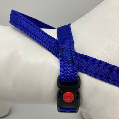 No-Pull-Geschirr von der Seite gezeigt, mit robusten Nähten und Verschluss