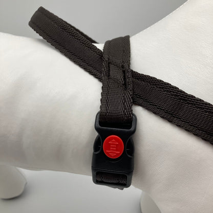 No-Pull-Geschirr von der Seite gezeigt, mit robusten Nähten und Verschluss