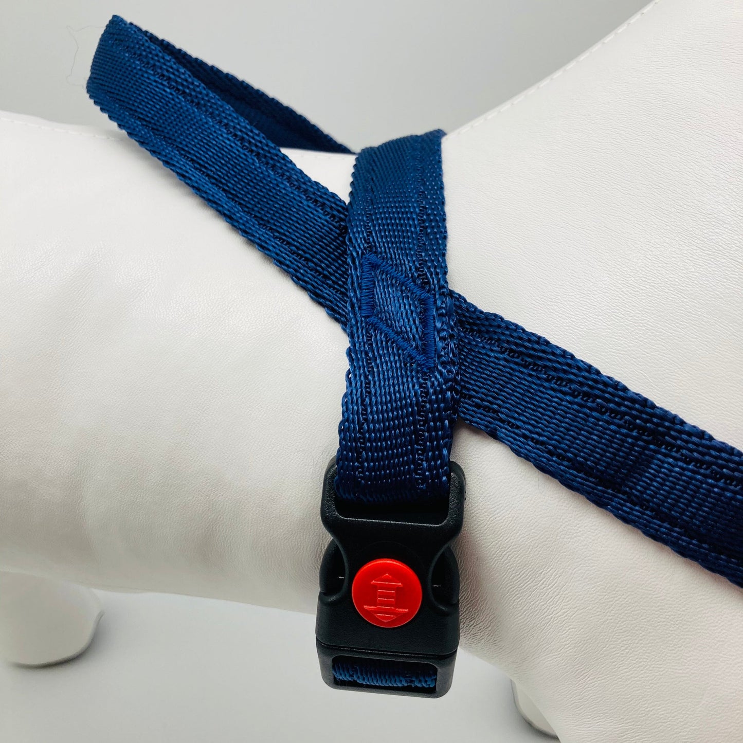 No-Pull-Geschirr von der Seite gezeigt, mit robusten Nähten und Verschluss