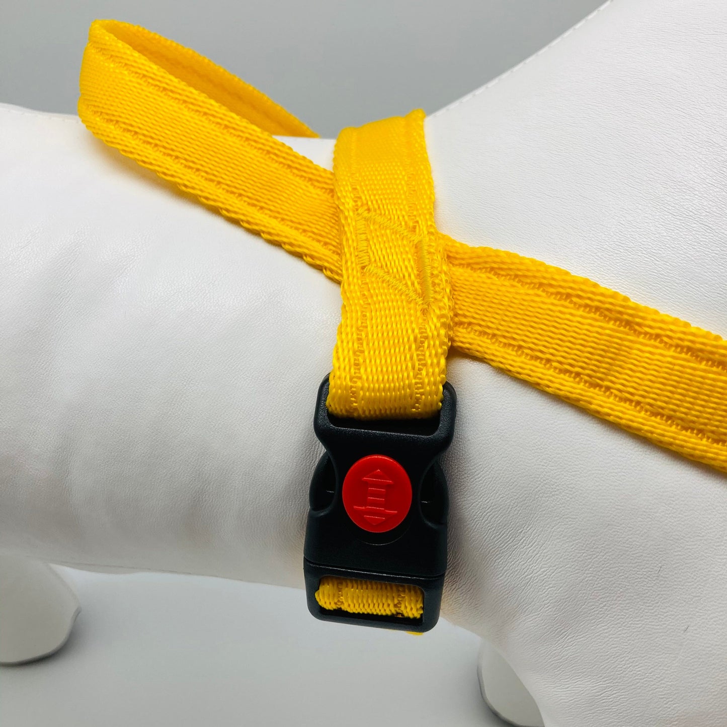 No-Pull-Geschirr von der Seite gezeigt, mit robusten Nähten und Verschluss