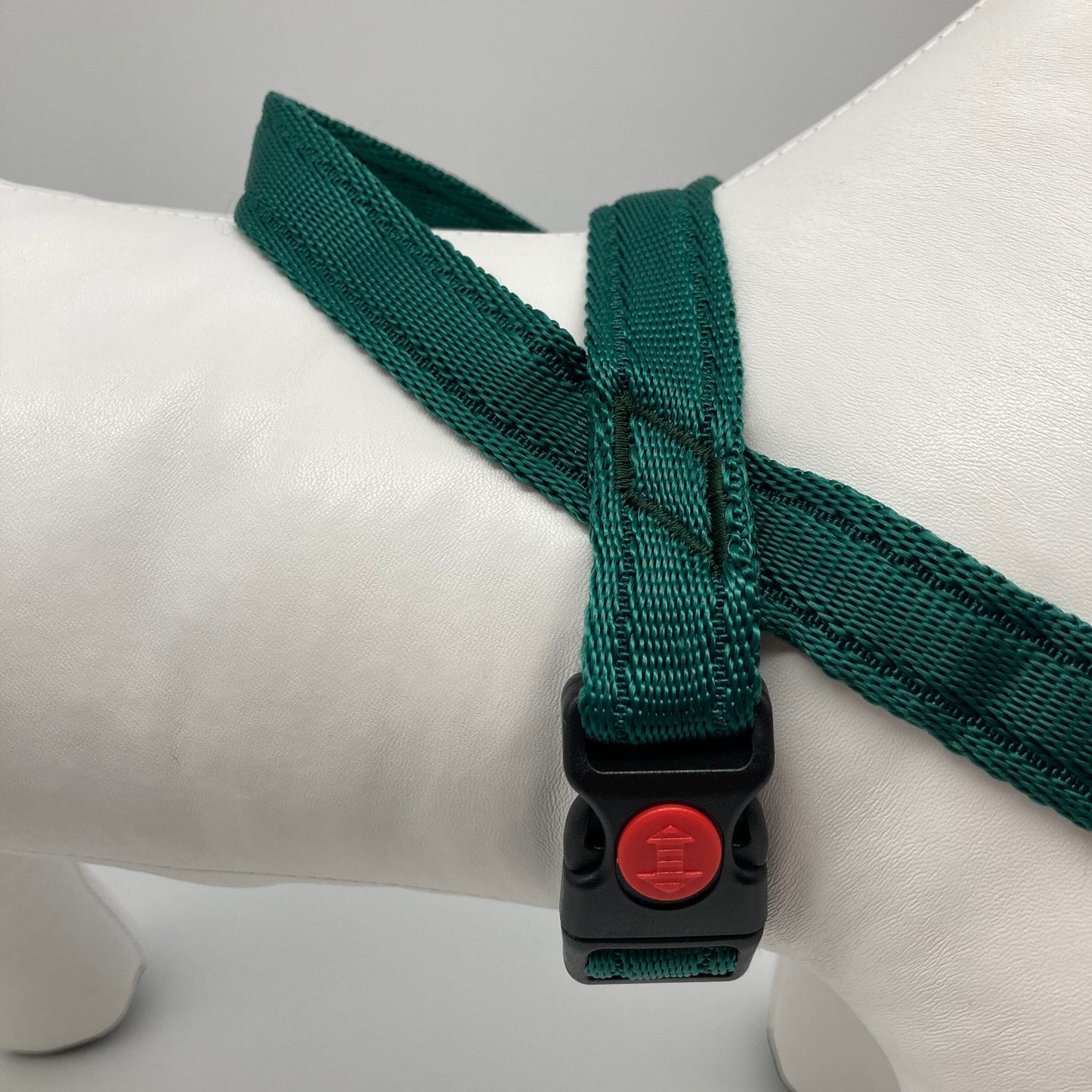 No-Pull-Geschirr von der Seite gezeigt, mit robusten Nähten und Verschluss