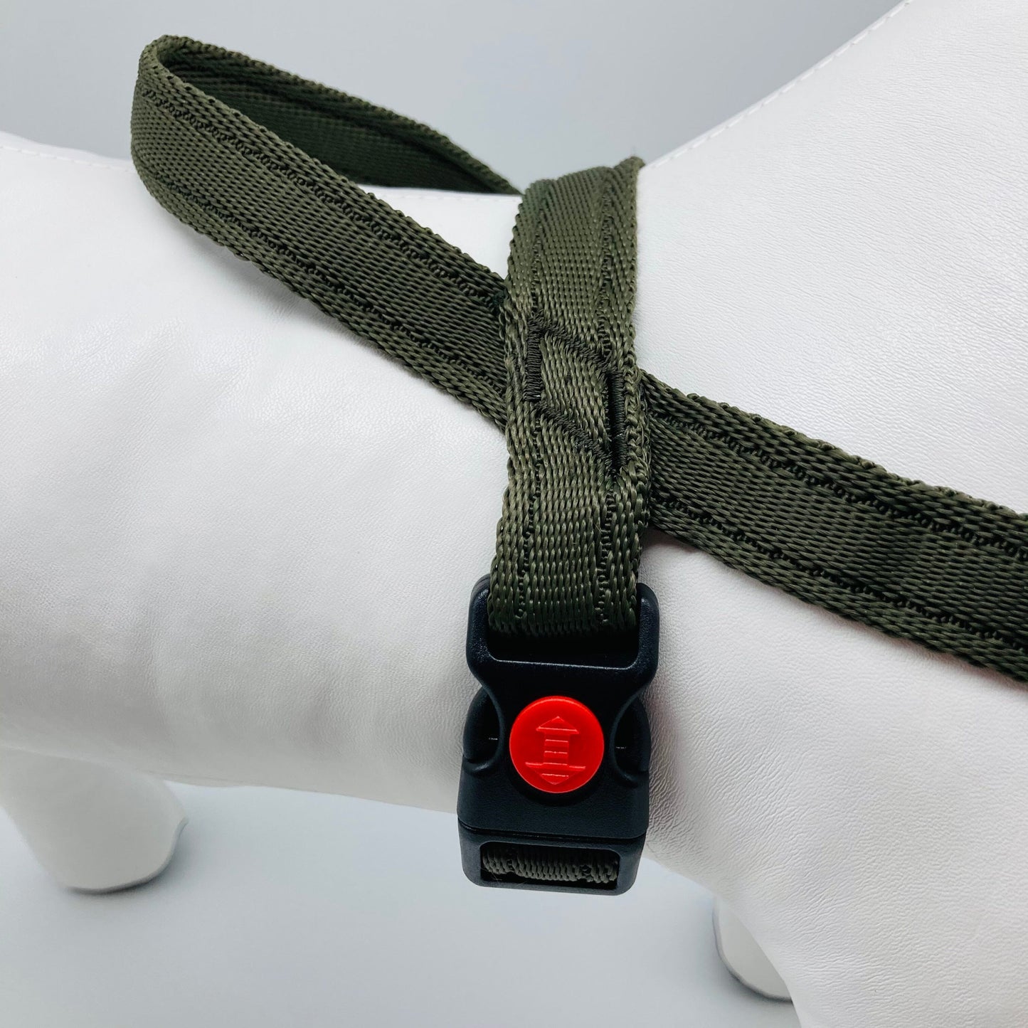 No-Pull-Geschirr von der Seite gezeigt, mit robusten Nähten und Verschluss