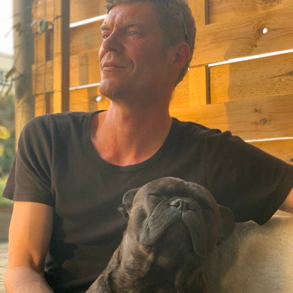 Joe mit einer fröhlichen Französischen Bulldogge