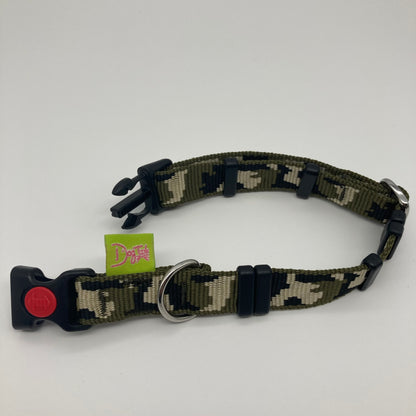 army green (army print in 3 colors, olive green, beige and black) collar displayed on a white surface, unlocked, showing the black lock, stainless steel ring, the black loops and the applegreen DogTools label